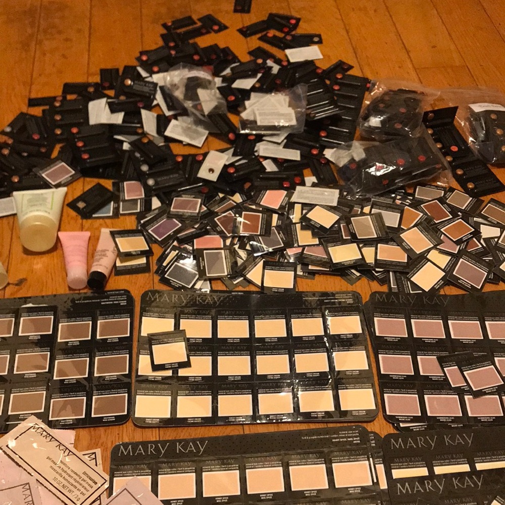Mary kay samples. 200 pieces $10! Mineral eye color.lipgloss lipstick etc etc